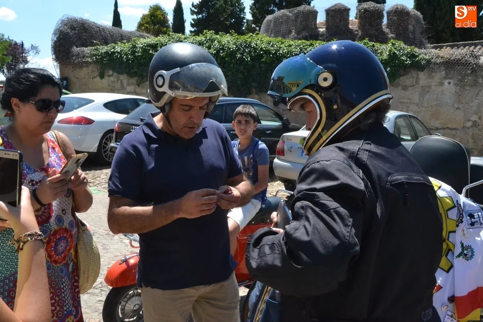 Foto 7 - Recala en la ciudad una participante en la I Vuelta a Espa&ntilde;a por relevos del Vespa Club  