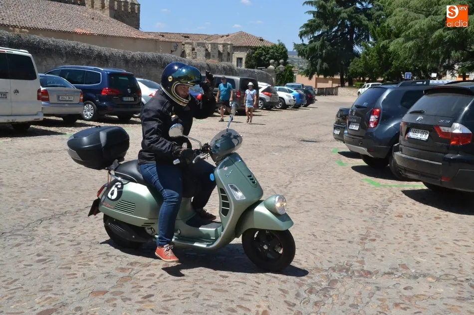 Foto 3 - Recala en la ciudad una participante en la I Vuelta a Espa&ntilde;a por relevos del Vespa Club  