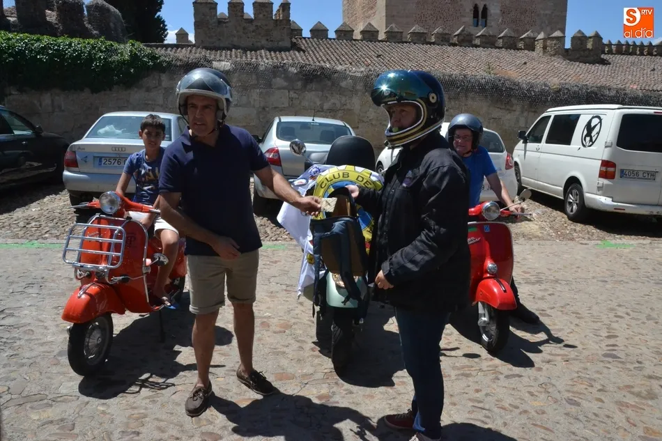 Foto 5 - Recala en la ciudad una participante en la I Vuelta a Espa&ntilde;a por relevos del Vespa Club  