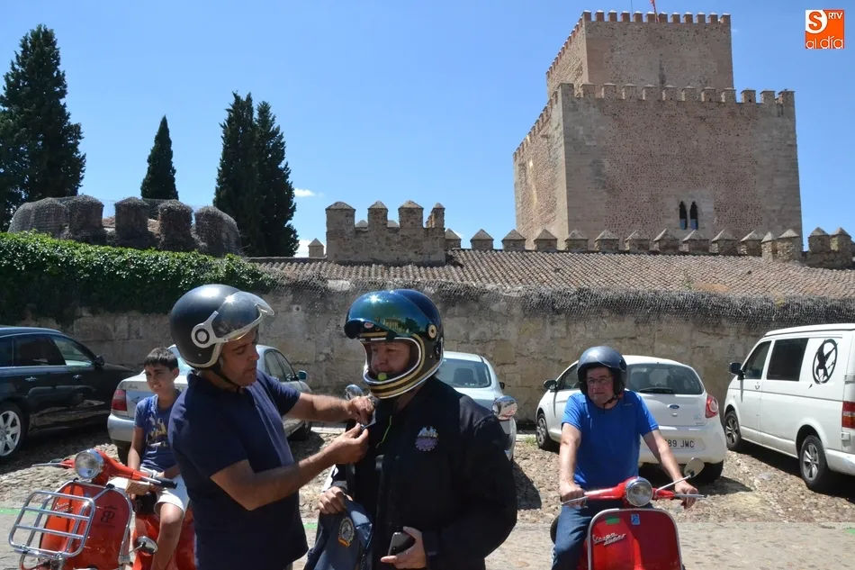 Foto 6 - Recala en la ciudad una participante en la I Vuelta a Espa&ntilde;a por relevos del Vespa Club  