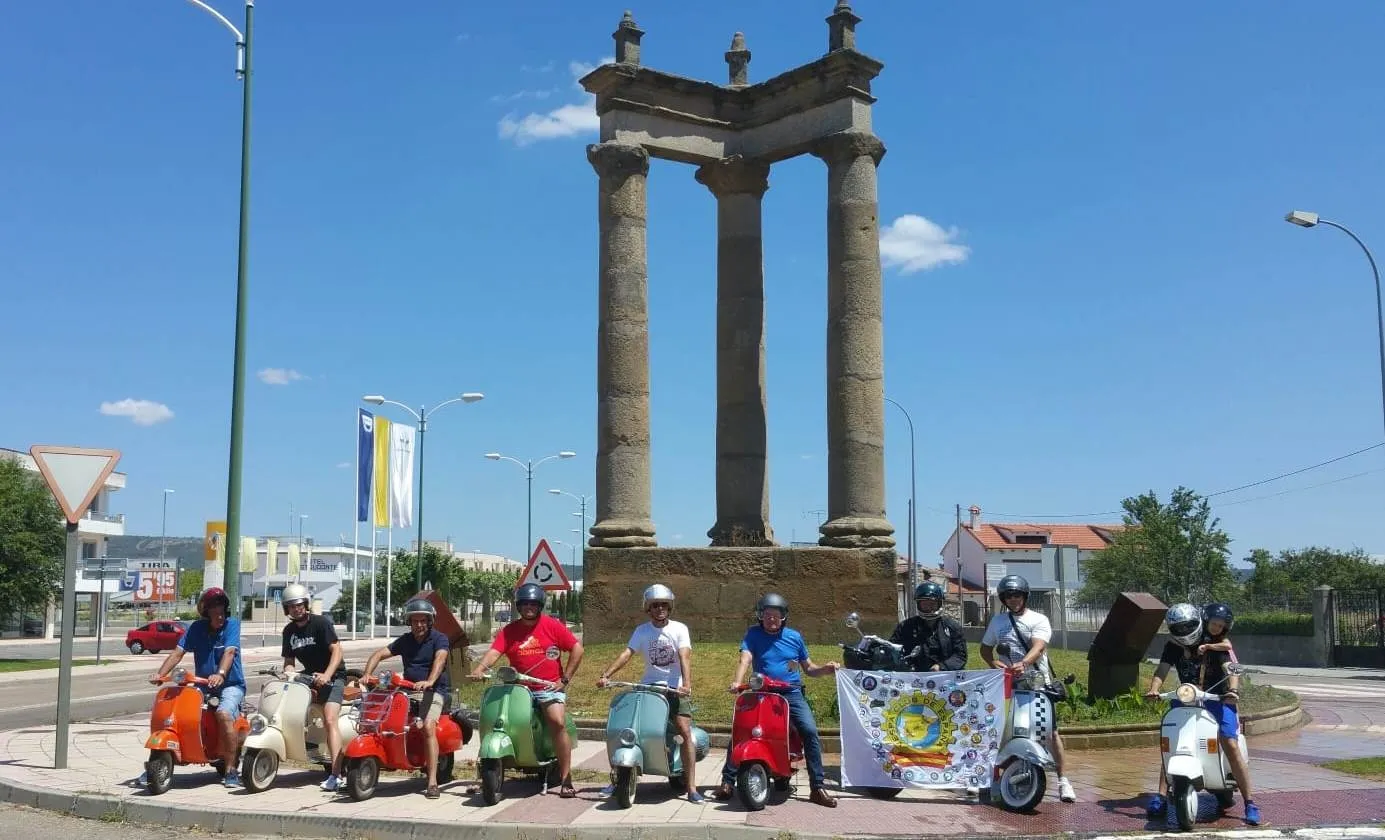 Foto 8 - Recala en la ciudad una participante en la I Vuelta a Espa&ntilde;a por relevos del Vespa Club  