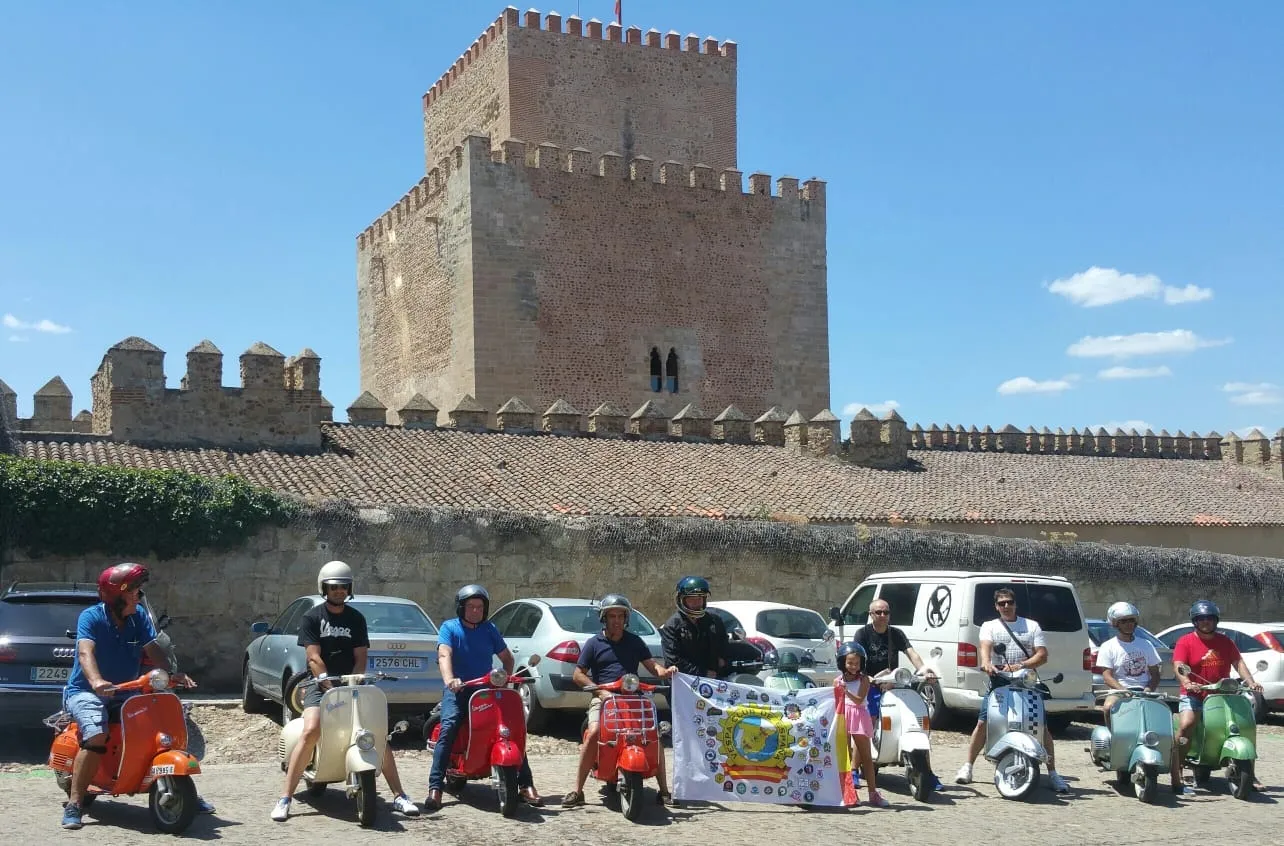 Foto 2 - Recala en la ciudad una participante en la I Vuelta a Espa&ntilde;a por relevos del Vespa Club  