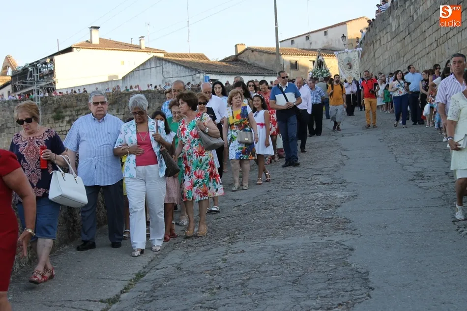 Foto 8 - Concurrida procesi&oacute;n en Ledesma para escoltar a la Virgen del Carmen hasta su ermita