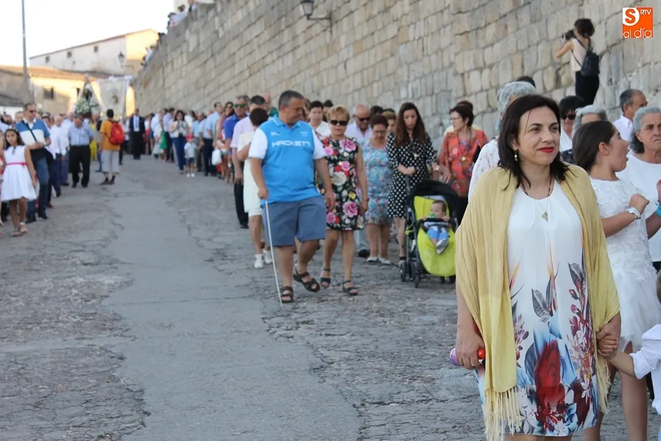 Foto 9 - Concurrida procesi&oacute;n en Ledesma para escoltar a la Virgen del Carmen hasta su ermita