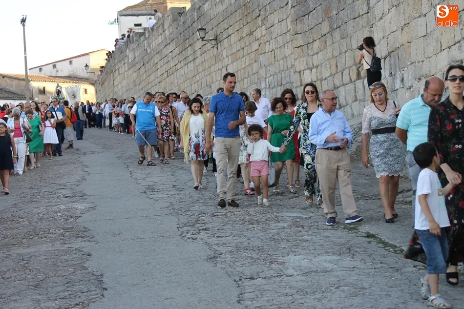 Foto 10 - Concurrida procesi&oacute;n en Ledesma para escoltar a la Virgen del Carmen hasta su ermita