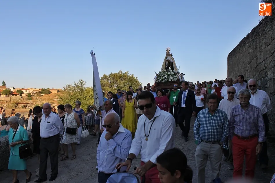 Foto 6 - Concurrida procesi&oacute;n en Ledesma para escoltar a la Virgen del Carmen hasta su ermita