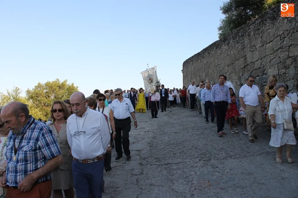 Foto 7 - Concurrida procesi&oacute;n en Ledesma para escoltar a la Virgen del Carmen hasta su ermita