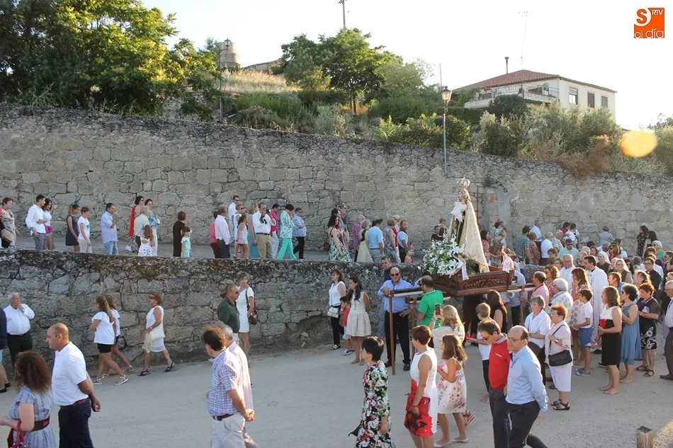 Foto 5 - Concurrida procesi&oacute;n en Ledesma para escoltar a la Virgen del Carmen hasta su ermita