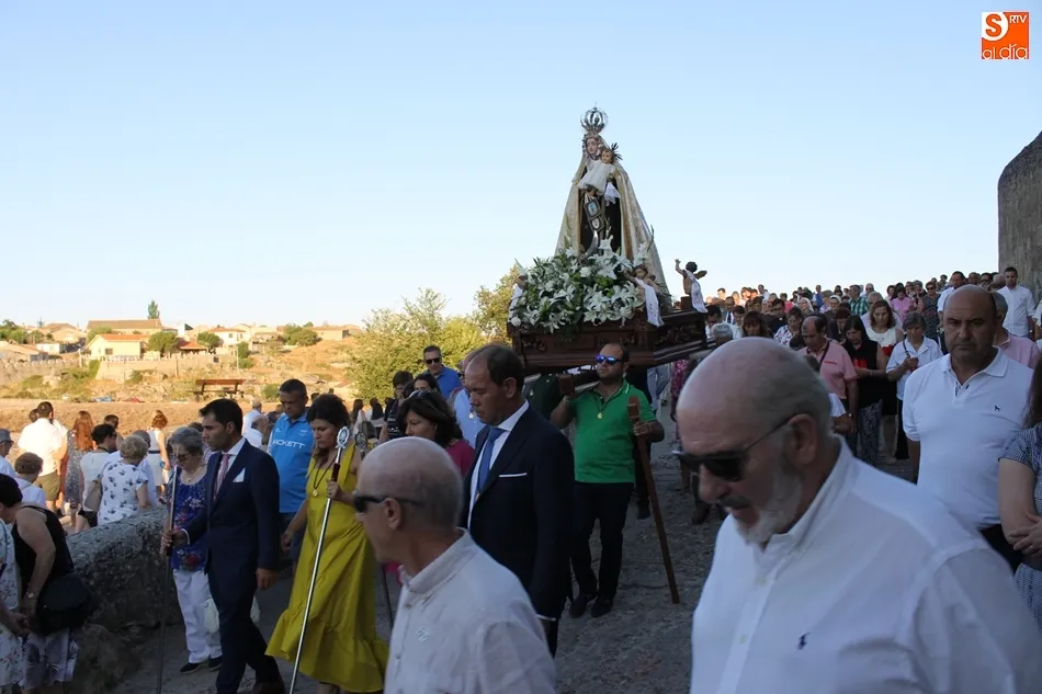 Foto 4 - Concurrida procesi&oacute;n en Ledesma para escoltar a la Virgen del Carmen hasta su ermita