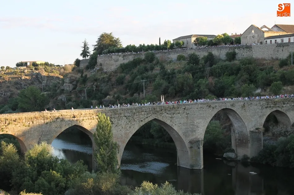 Foto 3 - Concurrida procesi&oacute;n en Ledesma para escoltar a la Virgen del Carmen hasta su ermita