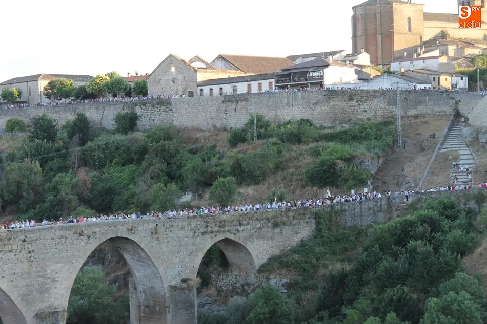 Foto 2 - Concurrida procesi&oacute;n en Ledesma para escoltar a la Virgen del Carmen hasta su ermita