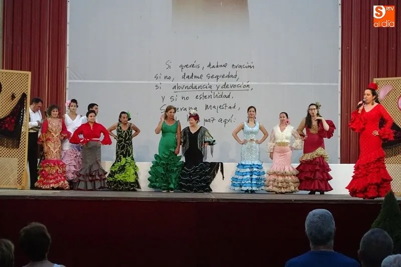 Foto 9 - El grupo de sevillanas de Alba de Tormes ameniza la noche albense