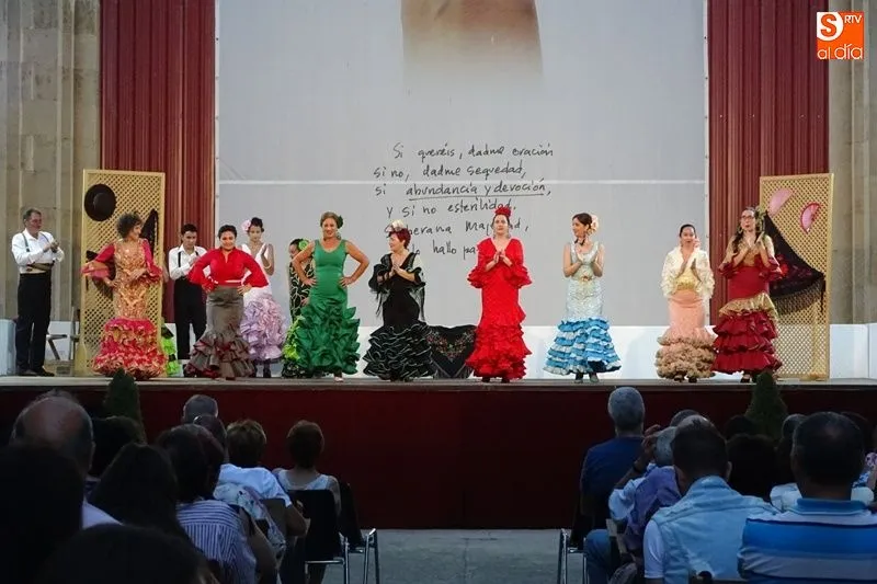 Foto 8 - El grupo de sevillanas de Alba de Tormes ameniza la noche albense