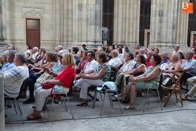 Foto 2 - El grupo de sevillanas de Alba de Tormes ameniza la noche albense