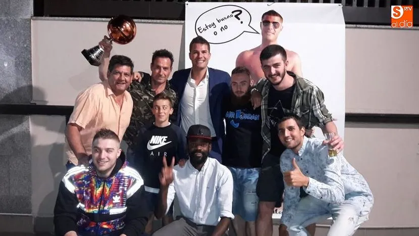 Germán San Máximo junto a uno de los grupos de invitados