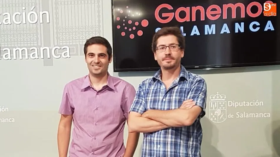 El portavoz del Grupo Ganemos Salamanca en la Diputación, Gabriel de la Mora, a la derecha, junto a Carlos Javier Salgado, del colectivo Ciudadanos del Reino de León