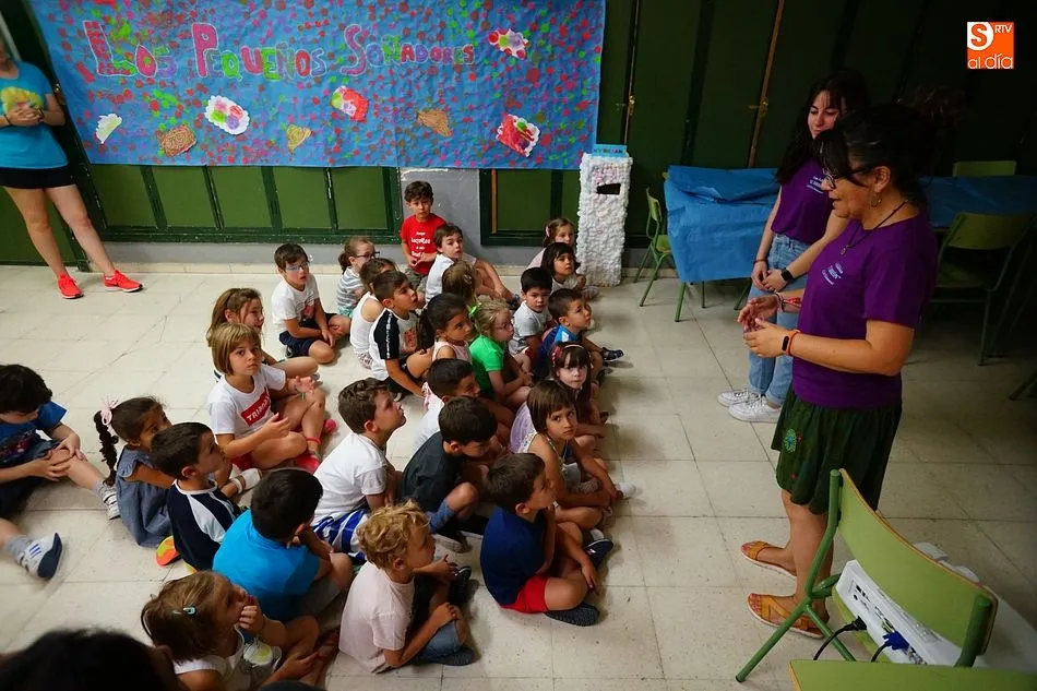 Las semicolonias conocen el mundo del folclore local