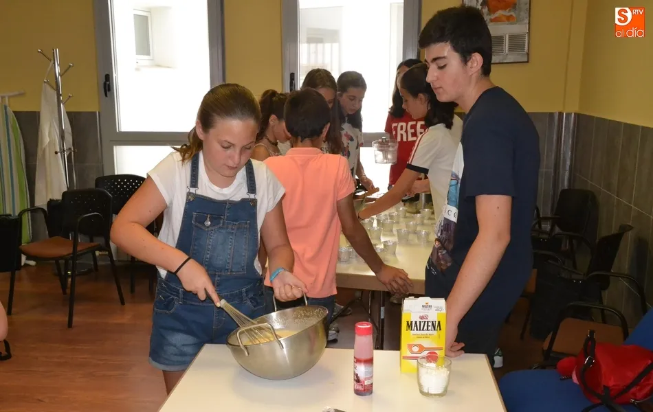 Foto 5 - Una quincena de j&oacute;venes aprende a elaborar una tarta de lim&oacute;n en el Espacio i  