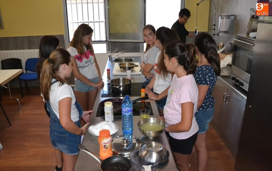 Foto 6 - Una quincena de j&oacute;venes aprende a elaborar una tarta de lim&oacute;n en el Espacio i  