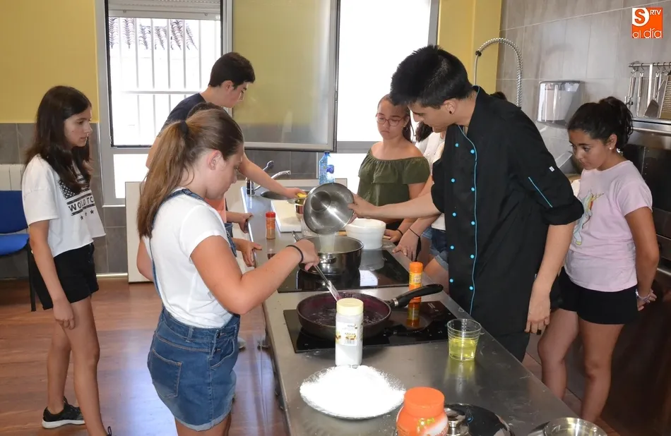 Una quincena de jóvenes aprende a elaborar una tarta de limón en el Espacio i  