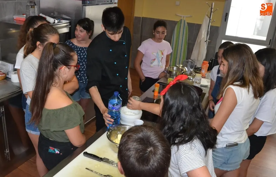 Foto 4 - Una quincena de j&oacute;venes aprende a elaborar una tarta de lim&oacute;n en el Espacio i  