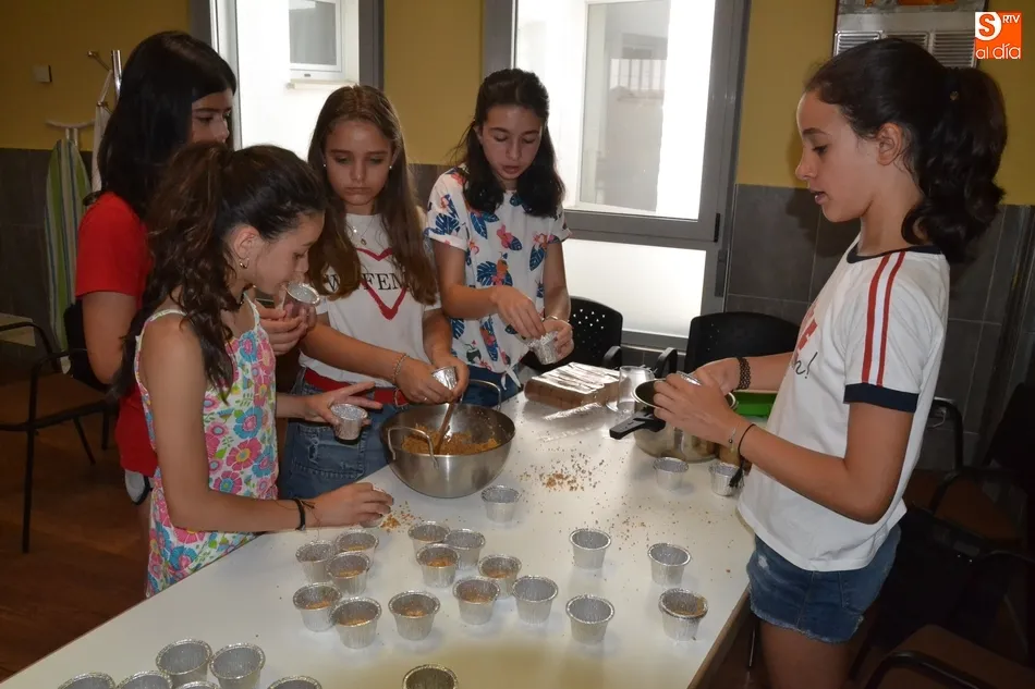 Foto 3 - Una quincena de j&oacute;venes aprende a elaborar una tarta de lim&oacute;n en el Espacio i  