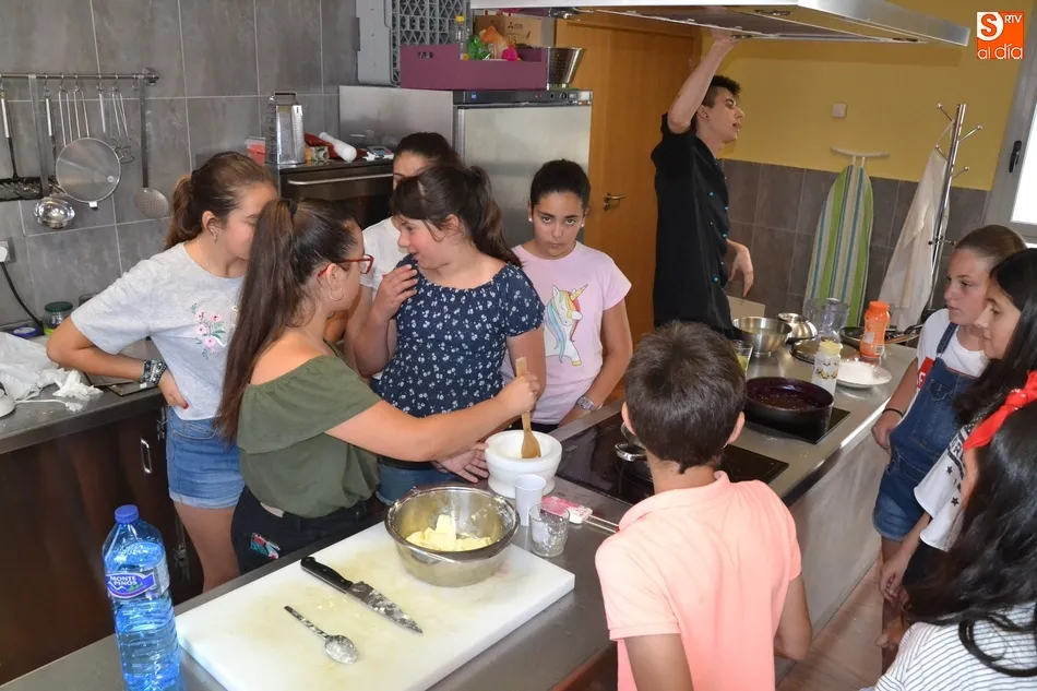 Foto 7 - Una quincena de j&oacute;venes aprende a elaborar una tarta de lim&oacute;n en el Espacio i  