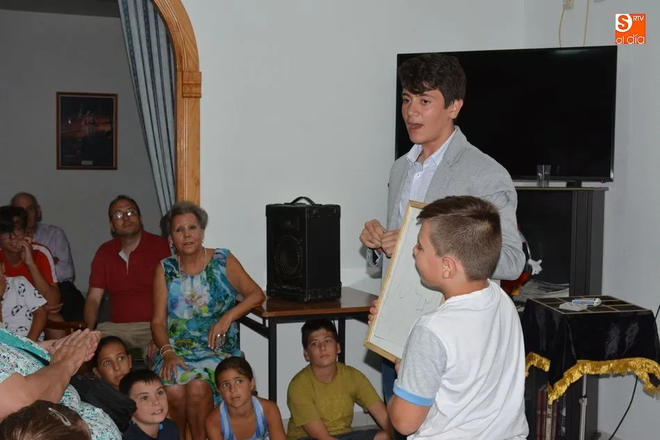 Foto 2 - Magia y humor en el hogar del jubilado de Lumbrales de la mano del joven mago Javi Gonz&aacute;lez