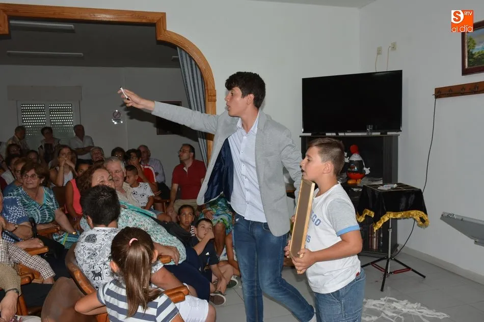 Foto 3 - Magia y humor en el hogar del jubilado de Lumbrales de la mano del joven mago Javi Gonz&aacute;lez