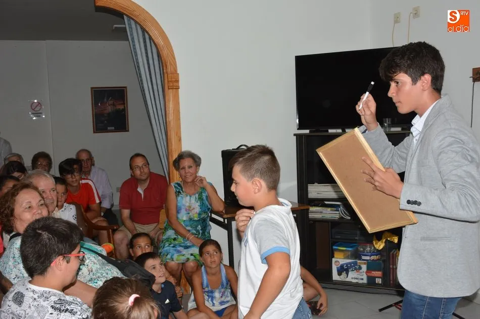Foto 4 - Magia y humor en el hogar del jubilado de Lumbrales de la mano del joven mago Javi Gonz&aacute;lez