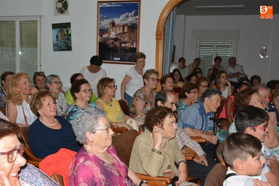 Foto 7 - Magia y humor en el hogar del jubilado de Lumbrales de la mano del joven mago Javi Gonz&aacute;lez