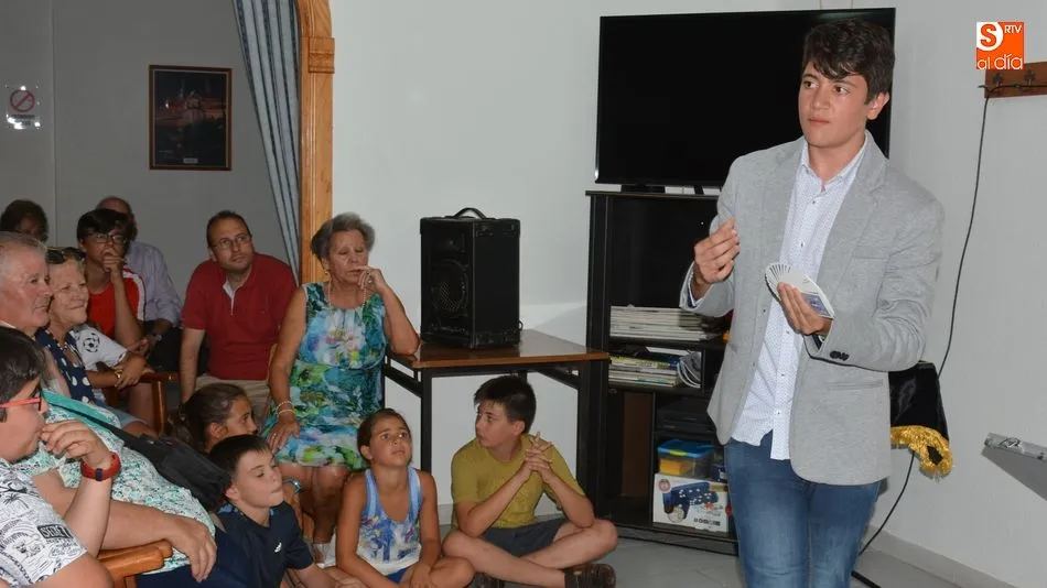 Foto 11 - Magia y humor en el hogar del jubilado de Lumbrales de la mano del joven mago Javi Gonz&aacute;lez