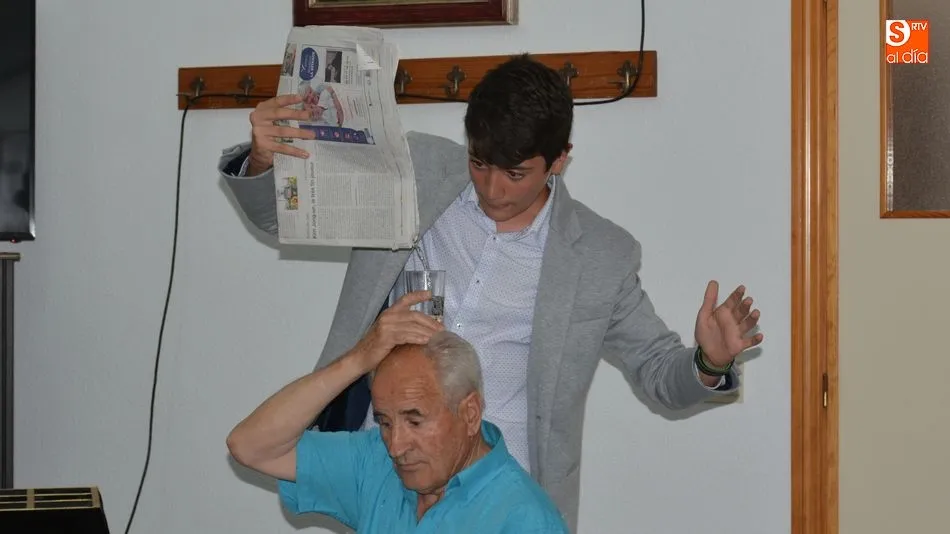 Foto 8 - Magia y humor en el hogar del jubilado de Lumbrales de la mano del joven mago Javi Gonz&aacute;lez