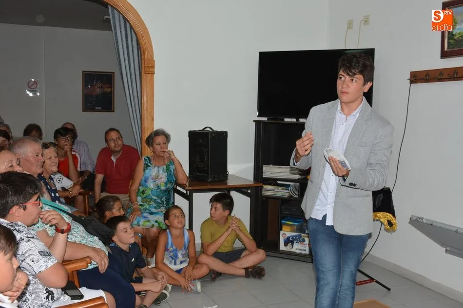 Foto 5 - Magia y humor en el hogar del jubilado de Lumbrales de la mano del joven mago Javi Gonz&aacute;lez
