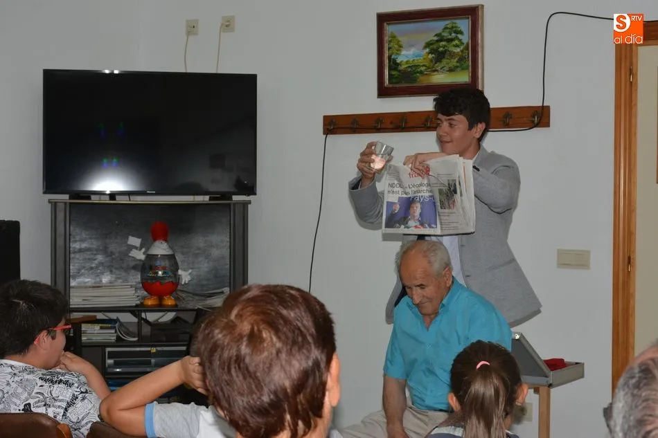 Foto 9 - Magia y humor en el hogar del jubilado de Lumbrales de la mano del joven mago Javi Gonz&aacute;lez