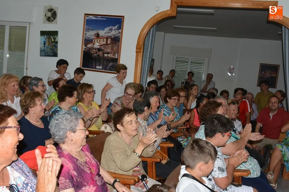 Foto 6 - Magia y humor en el hogar del jubilado de Lumbrales de la mano del joven mago Javi Gonz&aacute;lez