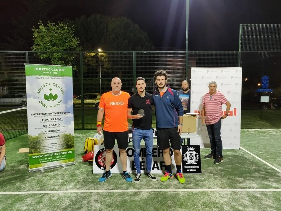Foto 3 - Reparto de premios a los campeones del I Open Ciudad de Santa Marta