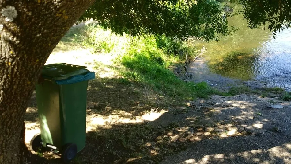 Foto 3 - Colocados un par de contenedores en el lateral del r&iacute;o cercano al Camping  