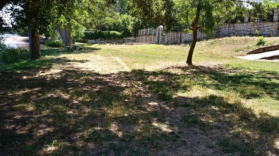 Foto 6 - Colocados un par de contenedores en el lateral del r&iacute;o cercano al Camping  