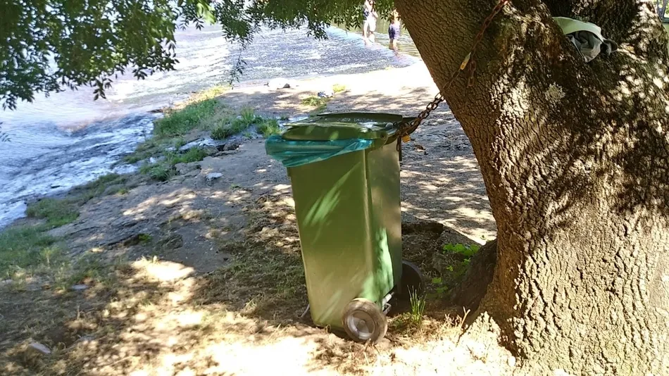 Colocados un par de contenedores en el lateral del río cercano al Camping  
