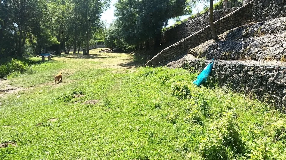 Foto 5 - Colocados un par de contenedores en el lateral del r&iacute;o cercano al Camping  