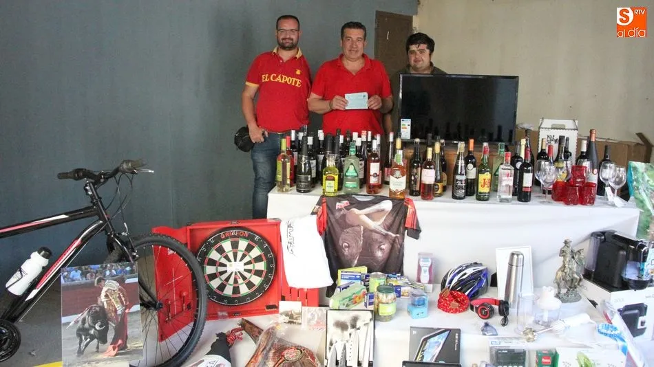 La Asociación Taurina ‘Villa de Vitigudino’ entrega la cesta del IV Toro de Cajón  