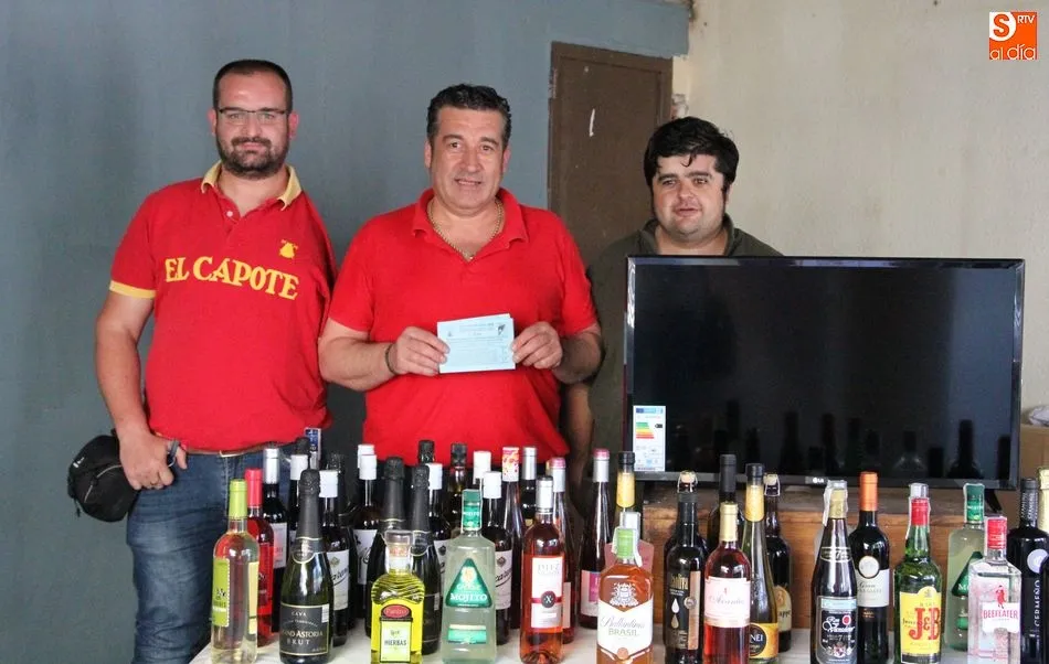 Foto 3 - La Asociaci&oacute;n Taurina &lsquo;Villa de Vitigudino&rsquo; entrega la cesta del IV Toro de Caj&oacute;n  