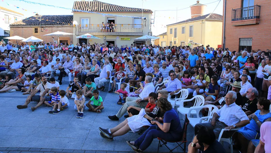 Vecinos de Gomecello disfrutando de las Noches de cultura