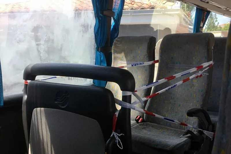 Los usuarios de la linea Peñaranda-Salamanca a las 15:45 horas del lunes se encontraban con asientos precintados de manera rudimentaria en el bus que les trasladaba