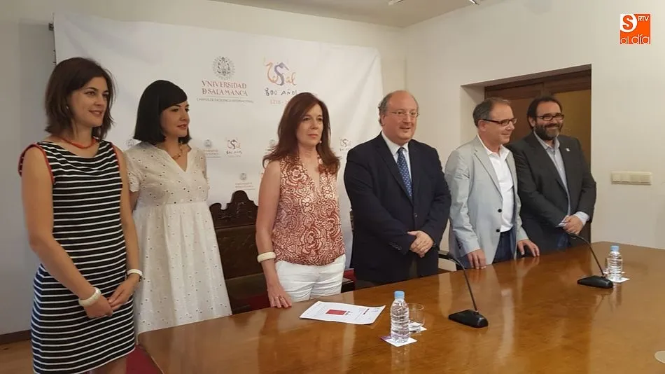El vicerrector de Política Académica y Participación Social, Enrique Cabero, y el presidente del Comité Organizador, Antonio Muro, en el centro, en la presentación del primer Congreso Internacional de Facultades de Farmacia, que se celebra del 24 al 28 de