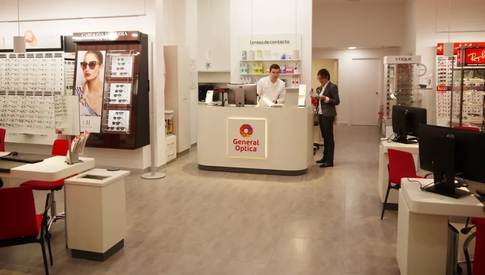 Interior de la tienda de General Óptica en El Tormes