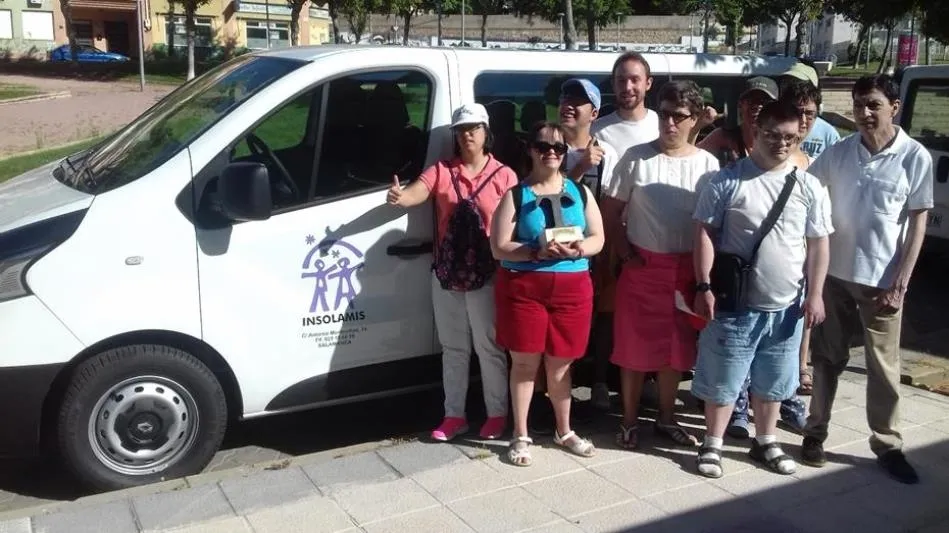 Nueva furgoneta de Insolamis, junto a algunos de sus usuarios
