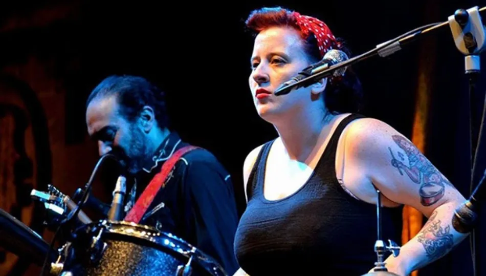 Lindsay Beaver, una mujer joven con talento musical que no conoce límites: cantante, batería y compositora