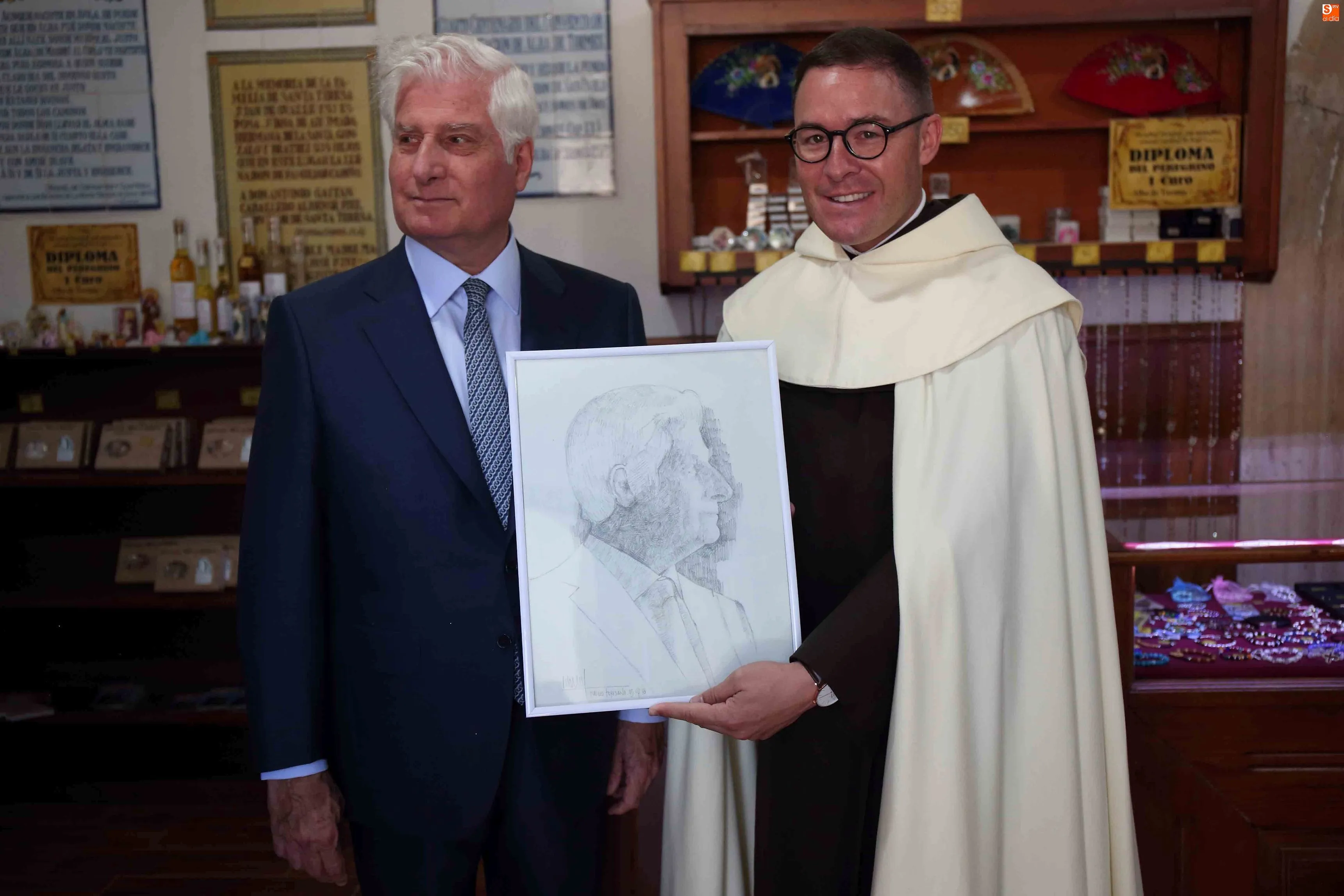 El Duque de Alba, junto al prior de los Carmelitas Descalzos de Alba